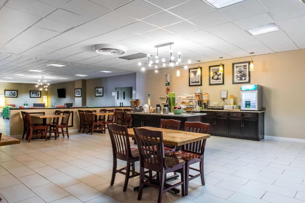 Quality Inn New Kensington - image 5