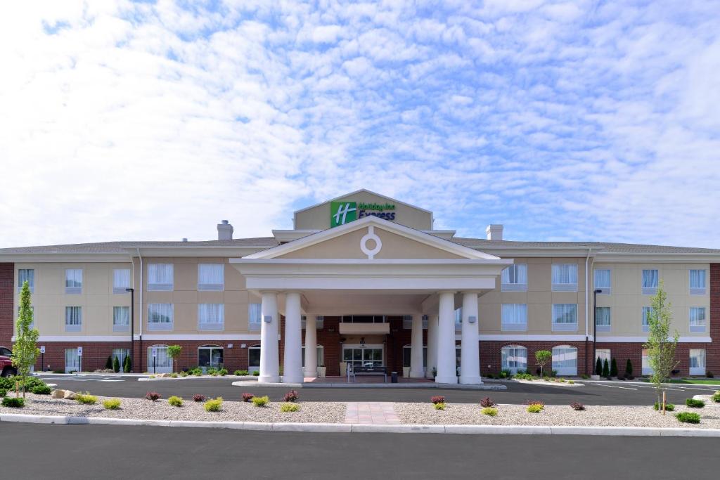 Holiday Inn Express & Suites New Martinsville an IHG Hotel - main image