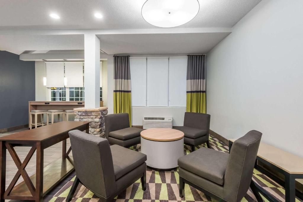 Microtel Inn & Suites by Wyndham New Martinsville - image 7