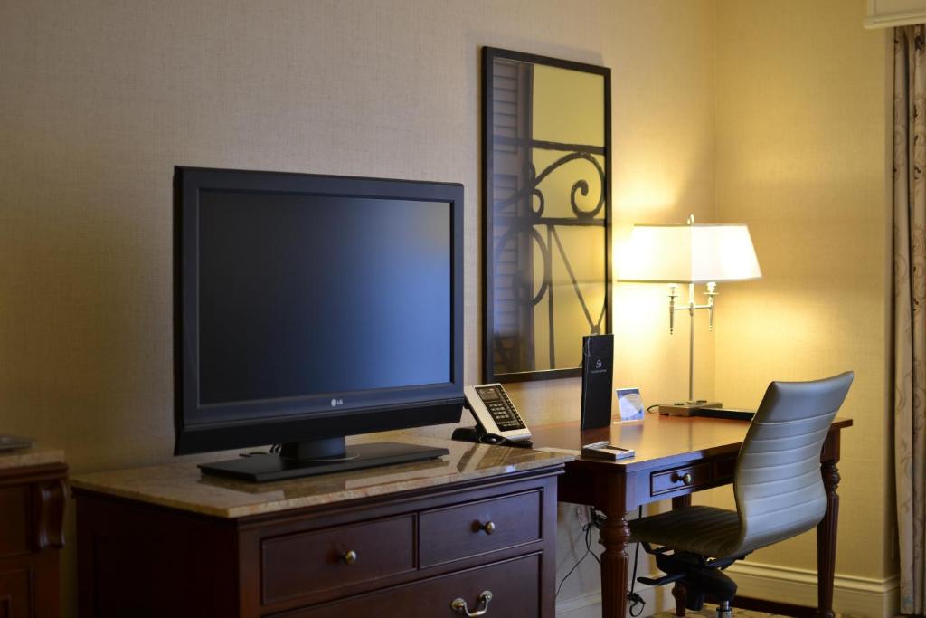 Hilton New Orleans Riverside - image 3