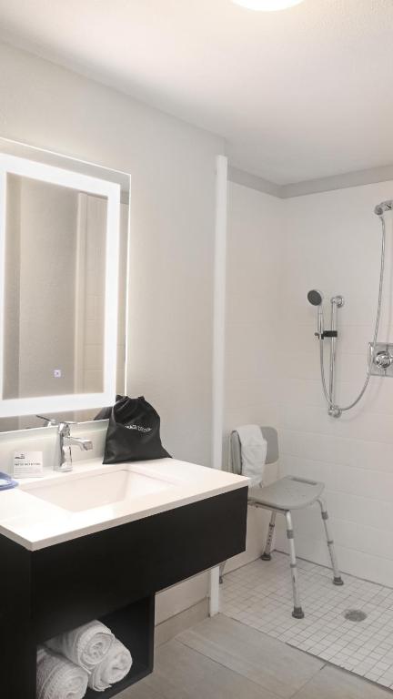 Holiday Inn Express New Orleans East an IHG Hotel - image 2