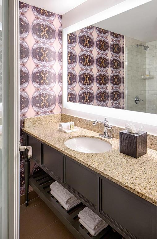Holiday Inn Hotel French Quarter-Chateau Lemoyne an IHG Hotel - image 5