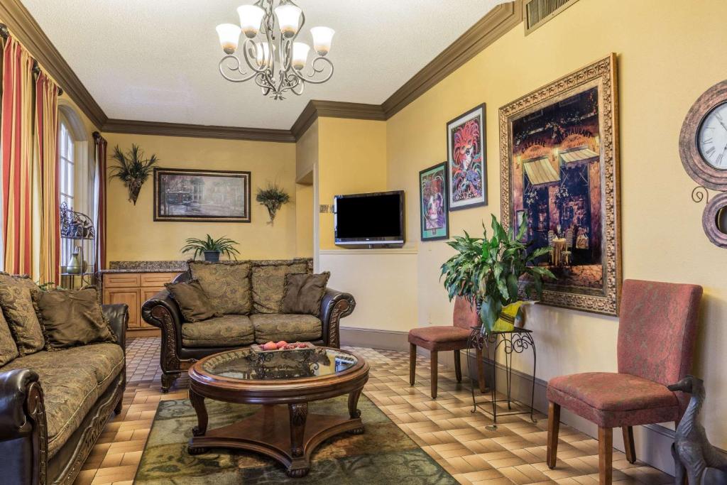 Super 8 by Wyndham New Orleans - image 3