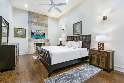 Luxury 3BR condo in Downtown - image 5