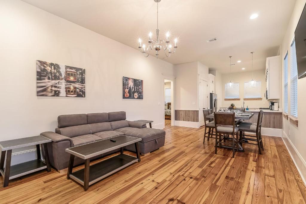 Hosteeva 3 BR Cottage Close to St Charles 5 m Ride to FQ - main image