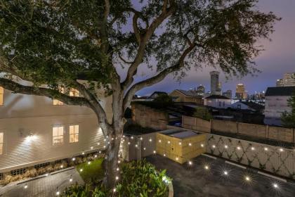 Luxury 3BR on Carondelet by Hosteeva - image 2