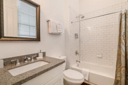 Luxury 2BR on Carondelet by Hosteeva - image 3