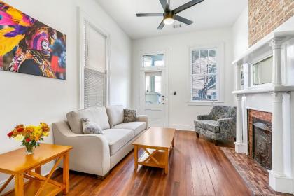 Luxury 2BR Condo in Uptown by Hosteeva