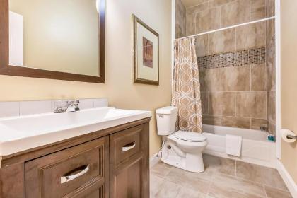 St Charles Ave Urban Retreat with Luxury Amenities - image 4