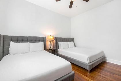 Cozy and Charming House with Luxury Amenities - image 3
