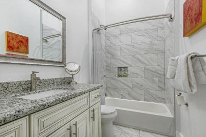 Cozy and Charming House with Luxury Amenities - image 5