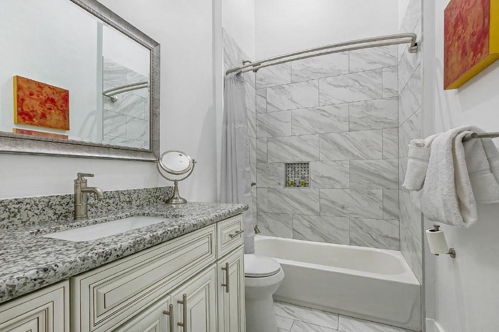 Cozy and Charming House with Luxury Amenities - image 5