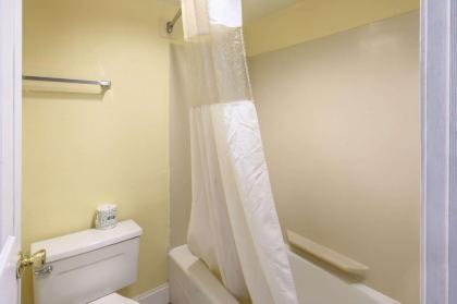 Quality Inn - image 11