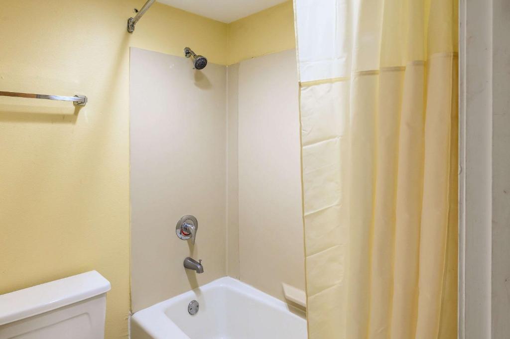 Quality Inn - image 4