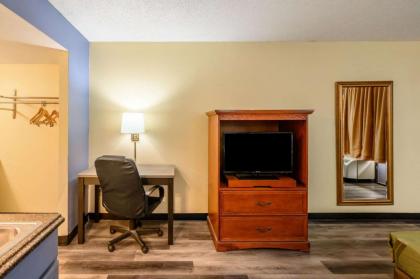 Quality Inn - image 9