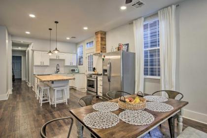 Chic Escape with Furnished Deck Walk to Cafes! - image 2