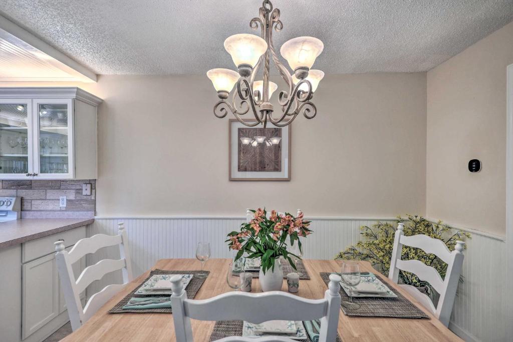 Charming Abode 2 Blocks to New Smyrna Beach! - image 7