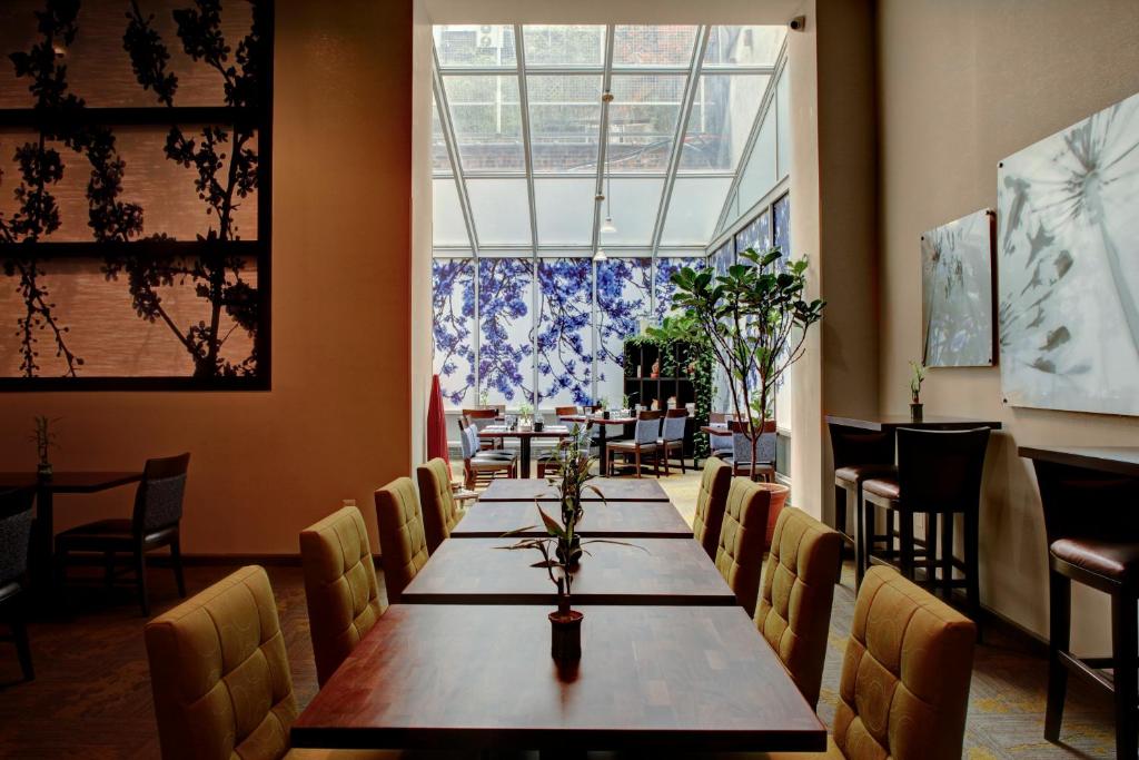 Hilton Garden Inn New York/Manhattan-Chelsea - image 2