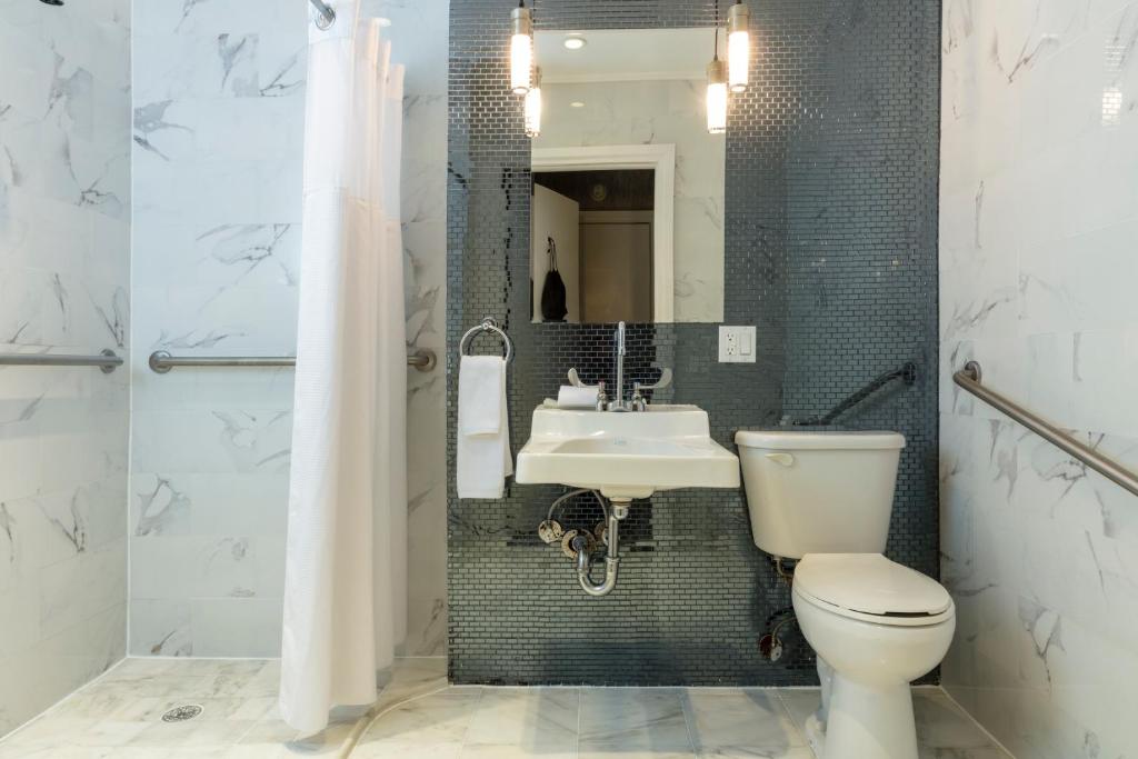 The Square Hotel - image 3