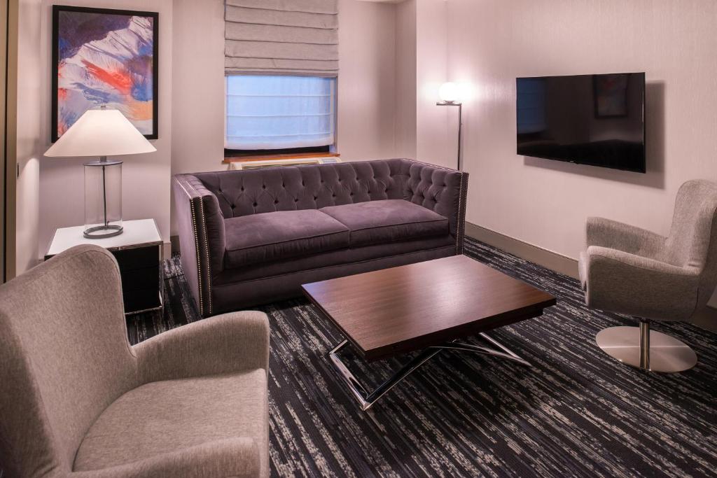 Fairfield Inn & Suites By Marriott New York Manhattan/Times Square - image 3