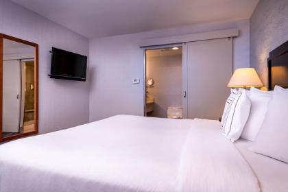 Fairfield Inn & Suites By Marriott New York Manhattan/Times Square - image 4