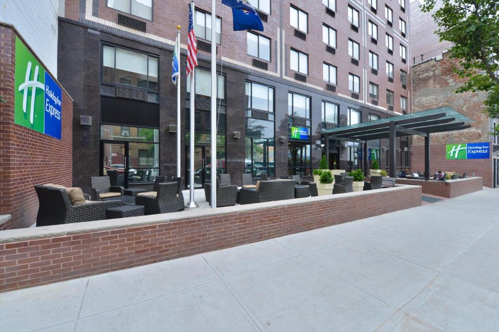 Holiday Inn Express Manhattan Midtown West an IHG Hotel - image 2
