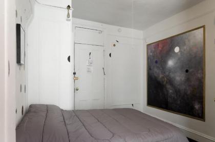 Carlton Arms Hotel - image 3