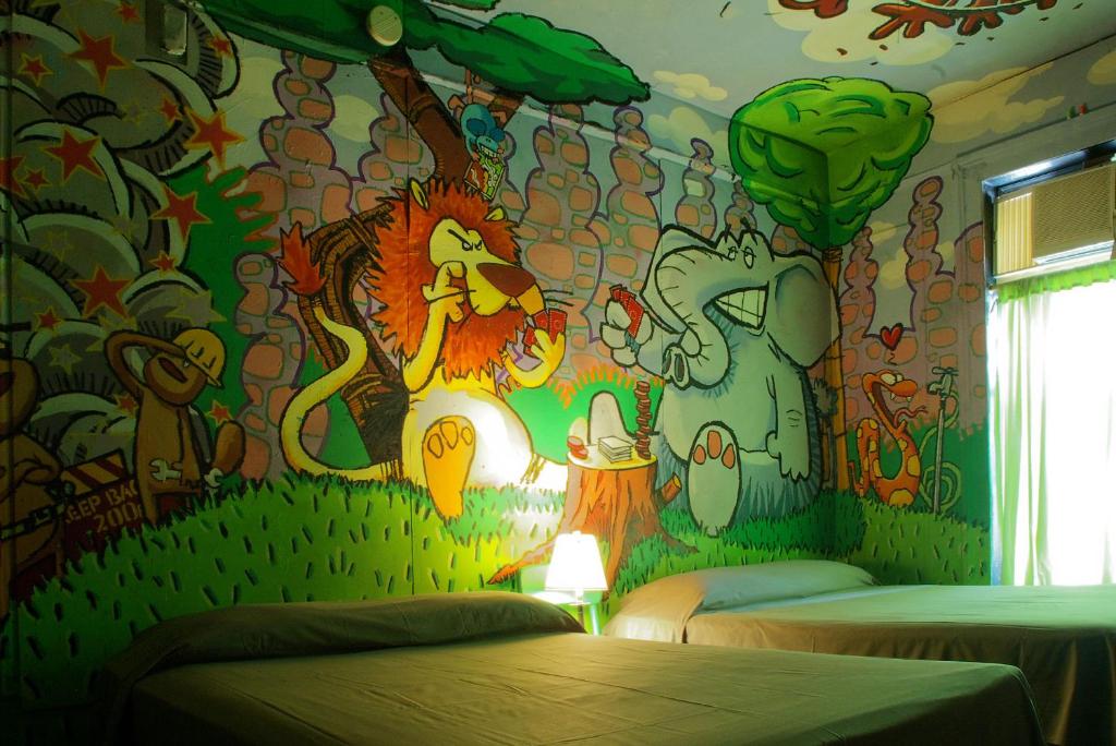 Carlton Arms Hotel - image 4