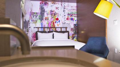 Fairfield Inn & Suites by Marriott New York Manhattan/Times Square South - image 2