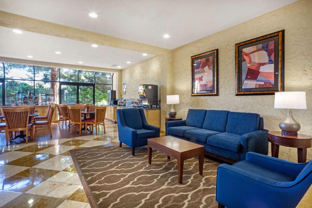 Comfort Inn & Suites Newark - image 3