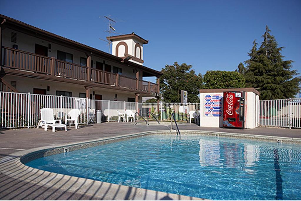 EZ 8 Motel Newark - main image