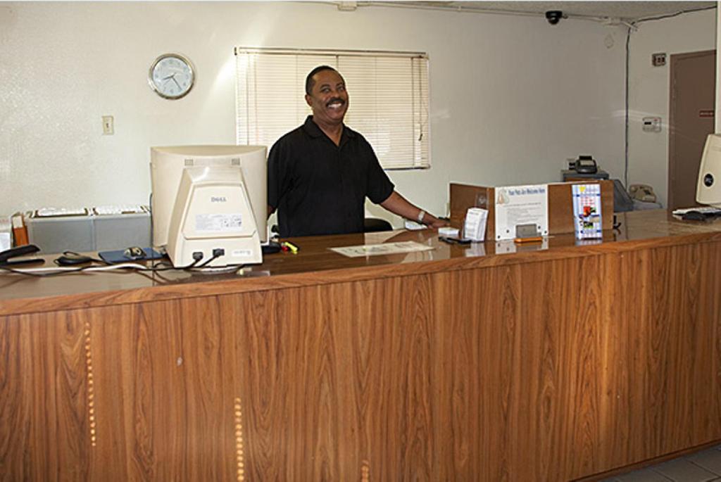 EZ 8 Motel Newark - image 4