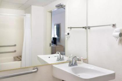 Howard Johnson by Wyndham Newburgh - image 21