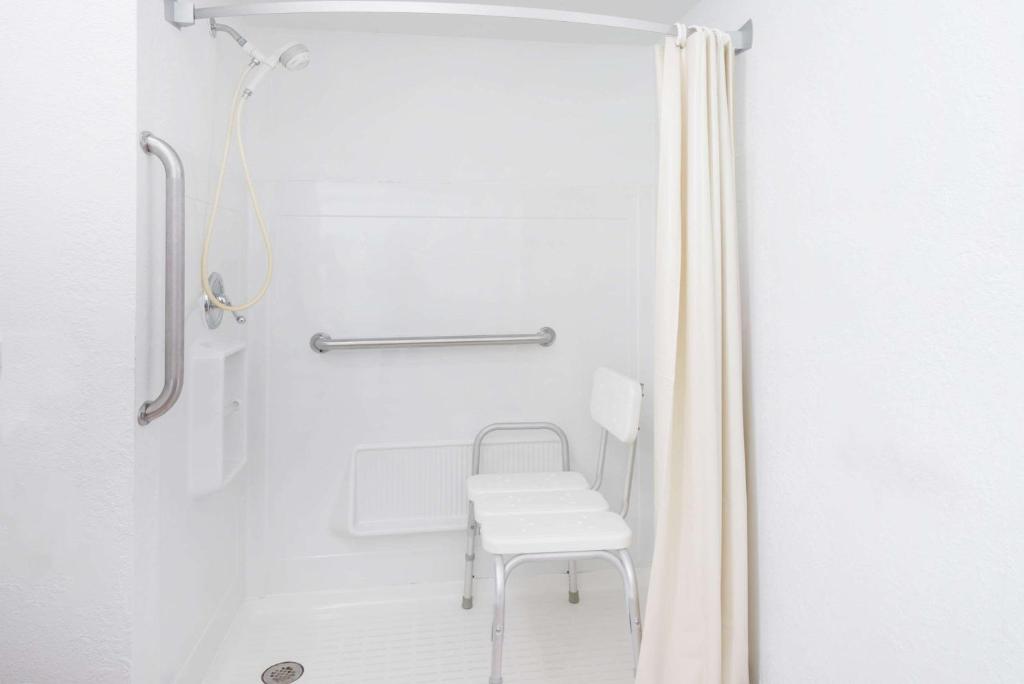 Super 8 by Wyndham Newcomerstown - image 3