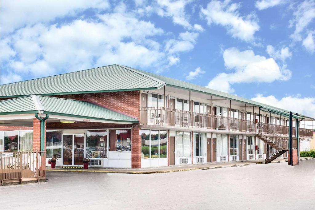 Days Inn by Wyndham Newport - image 5