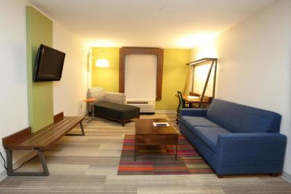 Holiday Inn Express & Suites Newport News an IHG Hotel - image 2