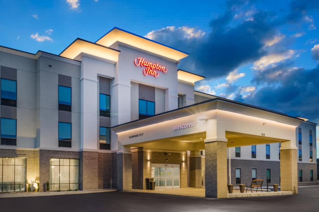 Hampton Inn Newport - main image