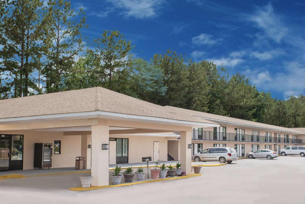 Days Inn by Wyndham Newton - main image