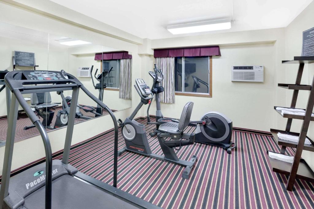 Days Inn by Wyndham Newton - image 6