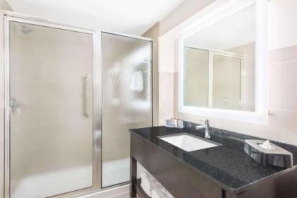 Wingate by Wyndham Niagara Falls - image 5