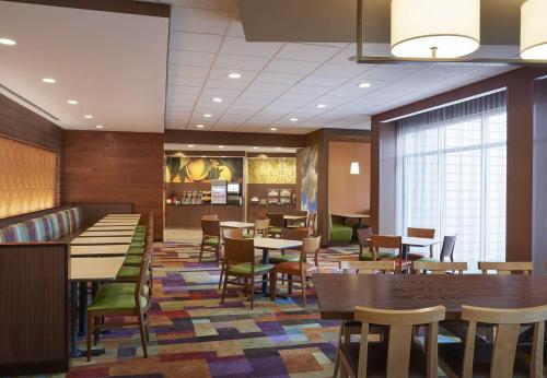 Fairfield Inn & Suites by Marriott Niagara Falls - image 2