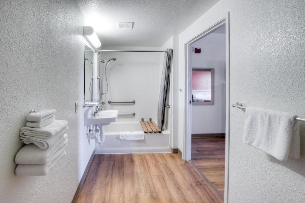 Motel 6-Niantic CT - New London - image 2
