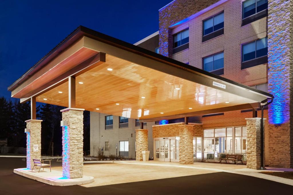 Holiday Inn Express & Suites Chicago North Shore - Niles an IHG Hotel - main image