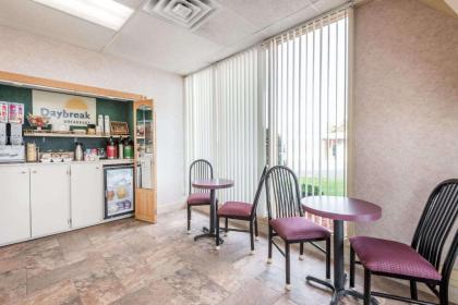 Days Inn by Wyndham Niles - image 10