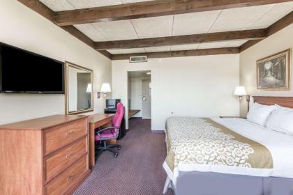 Days Inn by Wyndham Niles - image 2