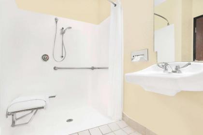 Super 8 by Wyndham Nixa/Springfield Area - image 11