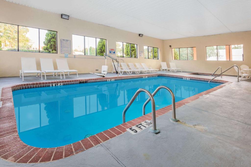 Days Inn & Suites by Wyndham Norcross - image 3