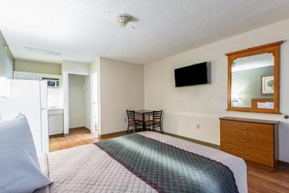 HomeTowne Studios by Red Roof Atlanta NE – Norcross South - image 7