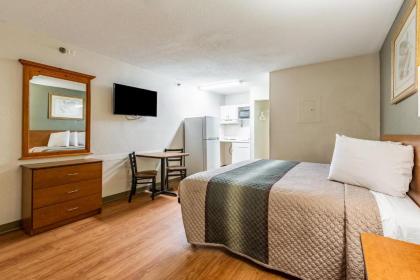 HomeTowne Studios by Red Roof Atlanta NE – Norcross South - image 8