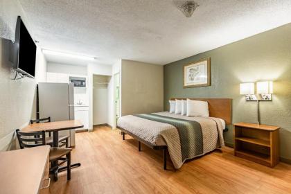 HomeTowne Studios by Red Roof Atlanta NE – Norcross South - image 9